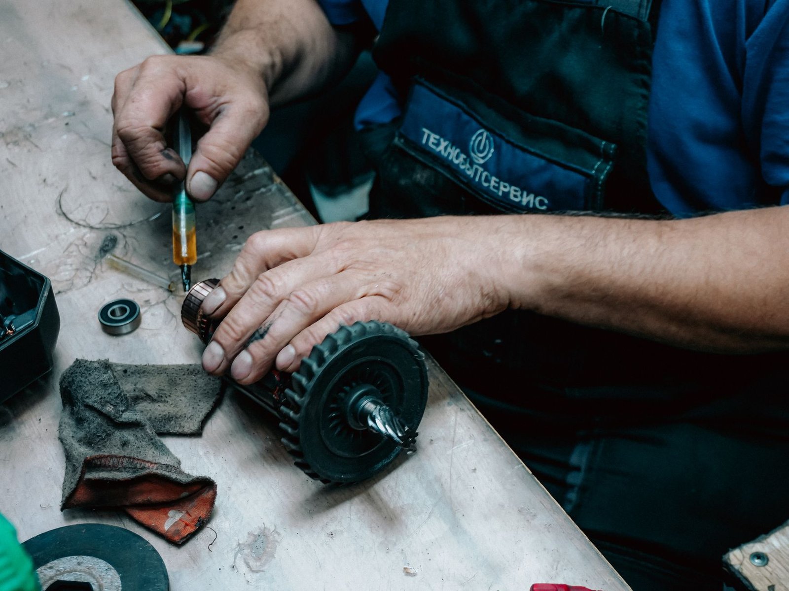 Workbench and tools representing the motor pool work behind vehicle mechanics' asbestos exposure claims