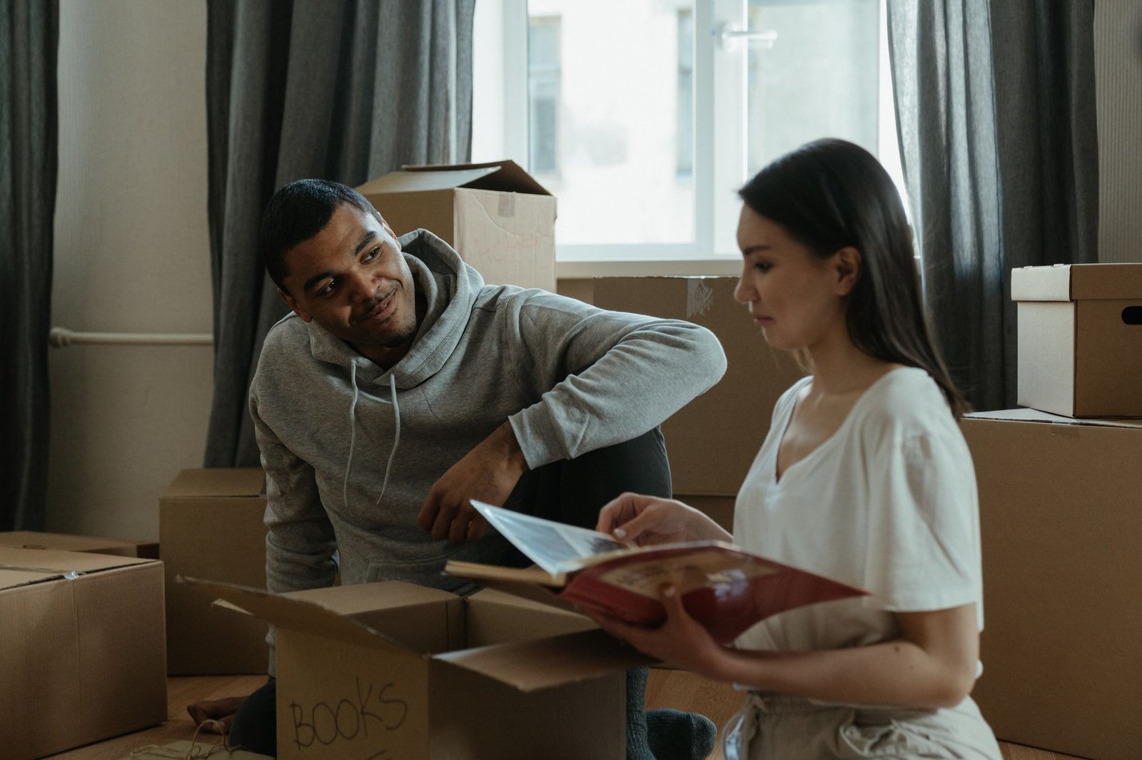 Older veteran couple unpacking at a new home after transferring VA benefits when moving to another state